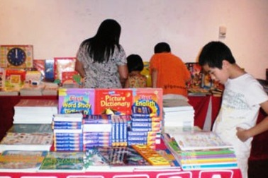 Tăng cường hàng bình ổn cho mùa khai trường