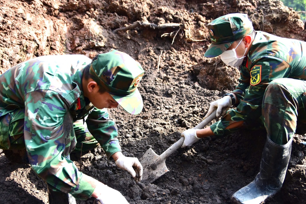 Thêm 10 bộ hài cốt liệt sĩ được tìm thấy ở Công viên Lê Thị Riêng - 1 Thêm 10 bộ hài cốt liệt sĩ được tìm thấy ở Công viên Lê Thị Riêng - 1