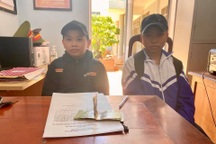 Hai học sinh lớp 6 nhờ công an trả lại 1,5 triệu đồng nhặt được