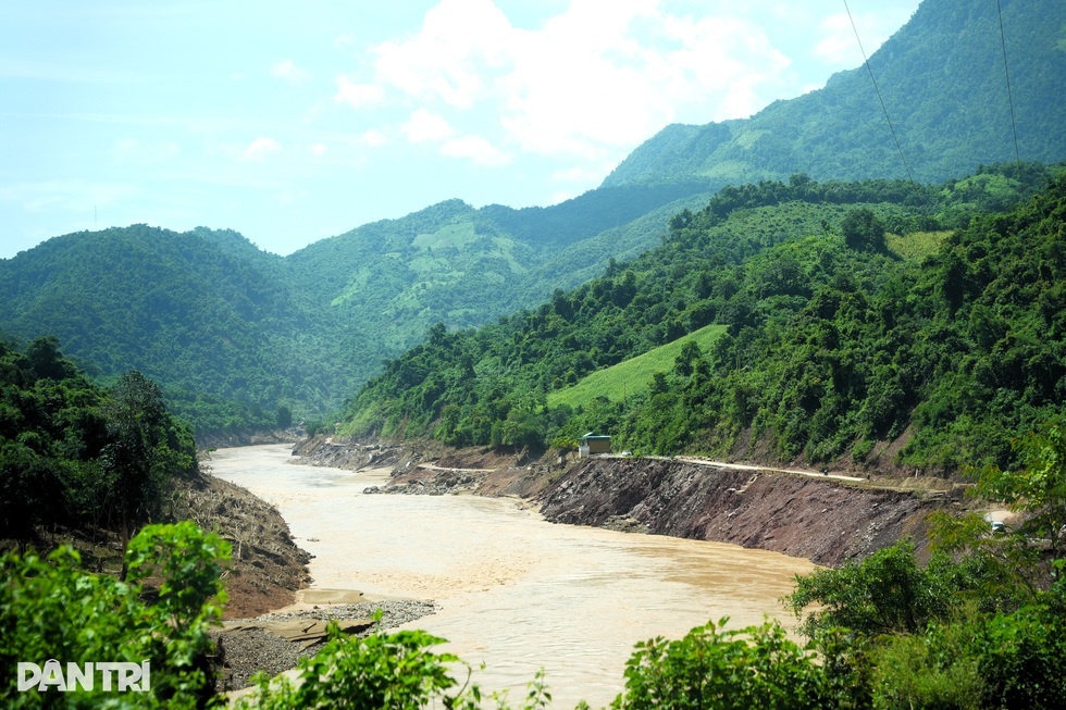 Trở lại nơi cơn lũ lịch sử càn quét bản làng tan hoang - 1 Trở lại nơi cơn lũ lịch sử càn quét bản làng tan hoang - 1