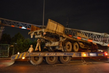 Cần cẩu "hạ gục" khung sắt, 1 người chết, 4 phương tiện vạ lây