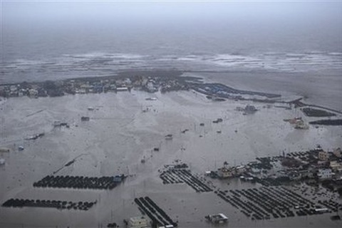 Bão gây lở đất vùi lấp cả một làng, 400 người mất tích