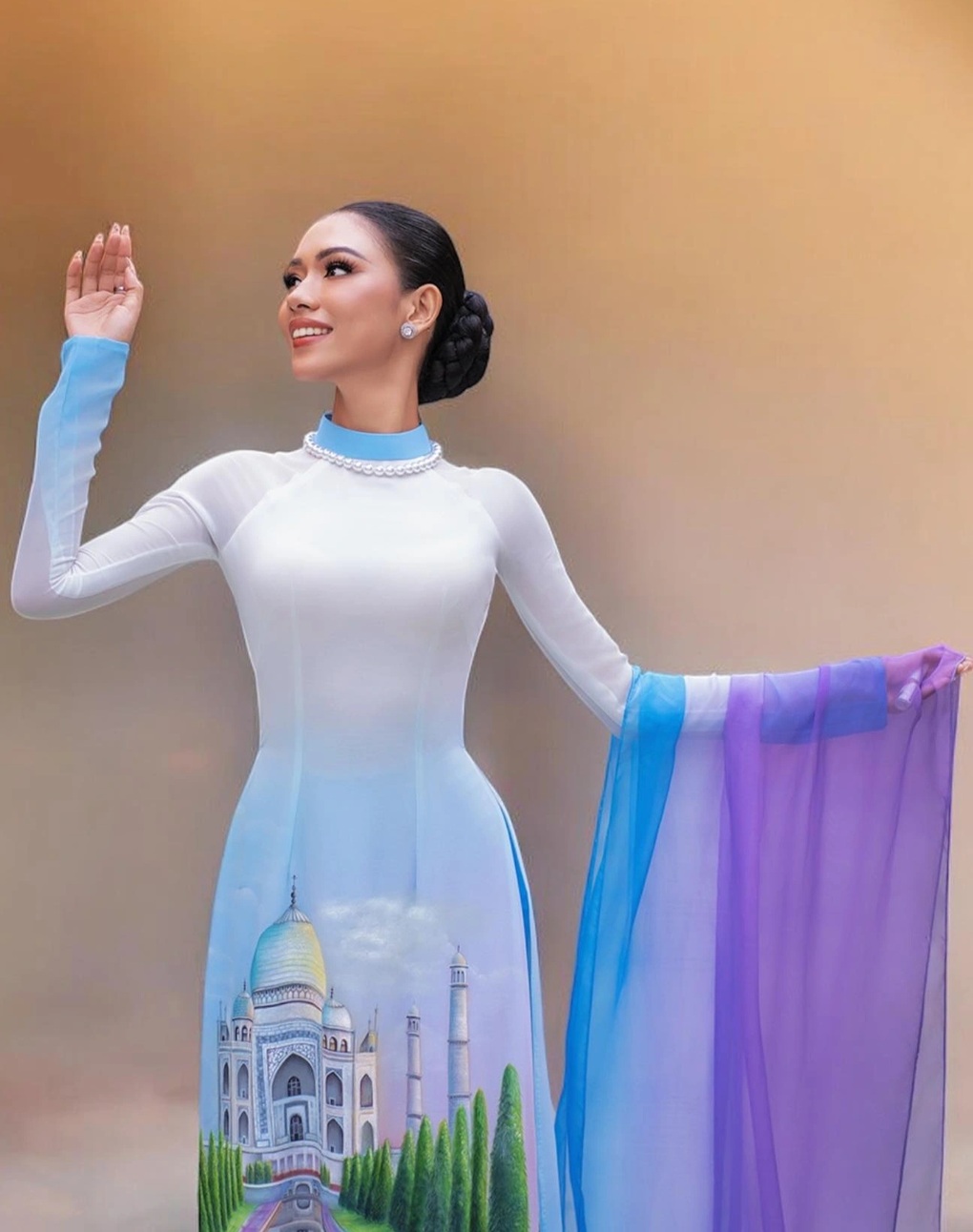 NTK Trung Đinh vẽ danh thắng 60 quốc gia lên tà áo dài Việt Nam - 3 NTK Trung Đinh vẽ danh thắng 60 quốc gia lên tà áo dài Việt Nam - 3