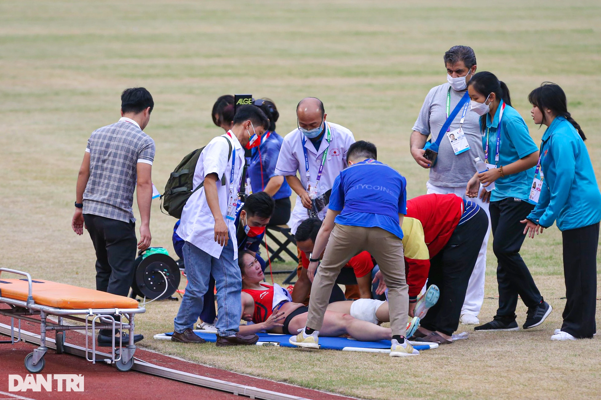 Người đẹp vô địch SEA Games phải nằm cáng rời sân thi đấu do chấn thương - 6 Người đẹp vô địch SEA Games phải nằm cáng rời sân thi đấu do chấn thương - 6