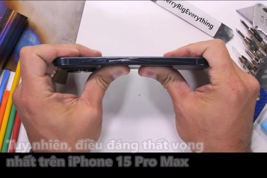 Mặt lưng iPhone 15 Pro Max dễ dàng bị vỡ khi chịu tác động không quá lớn