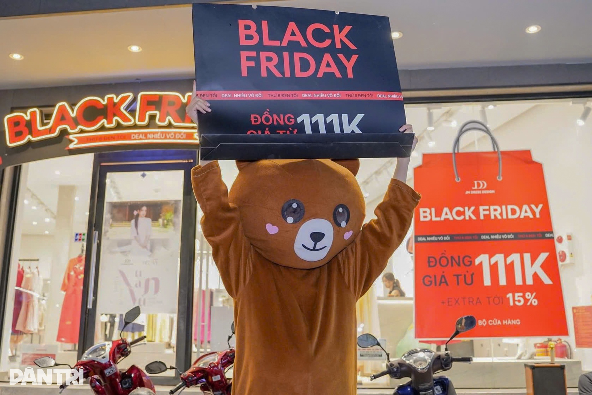Giới trẻ TPHCM nhộn nhịp săn hàng giảm giá dịp Black Friday 2024 - 3 Giới trẻ TPHCM nhộn nhịp săn hàng giảm giá dịp Black Friday 2024 - 3