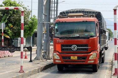 Đóng 6 triệu đồng mua vé tháng qua trạm BOT nhưng chỉ được tính nửa tháng