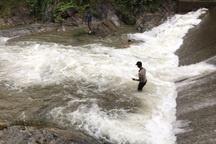 Hai vợ chồng bị lũ cuốn, thi thể người chồng trôi xa 5 km