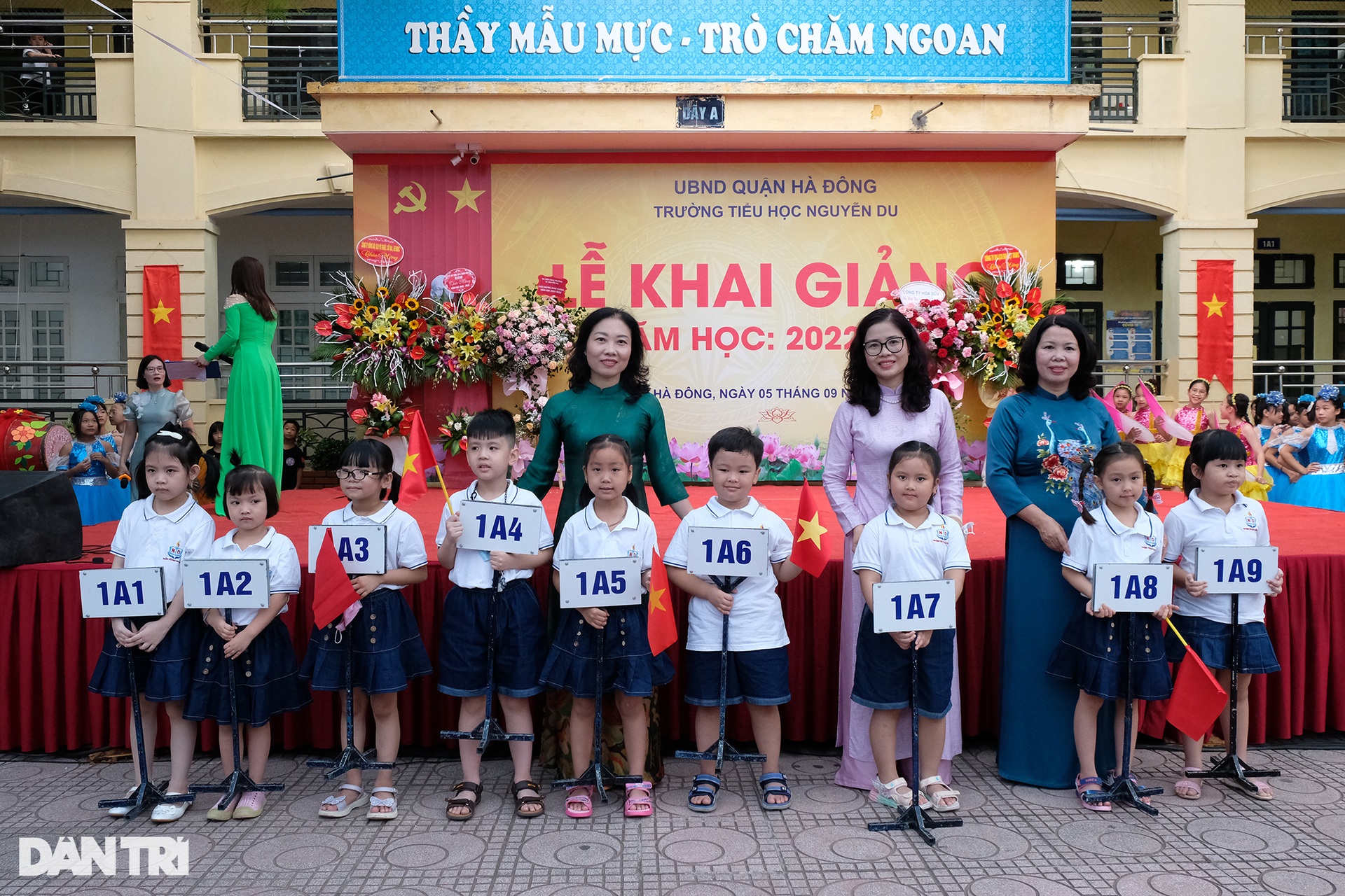 Hơn 2 triệu học sinh tại Hà Nội nô nức khai giảng năm học mới - 4 Hơn 2 triệu học sinh tại Hà Nội nô nức khai giảng năm học mới - 4