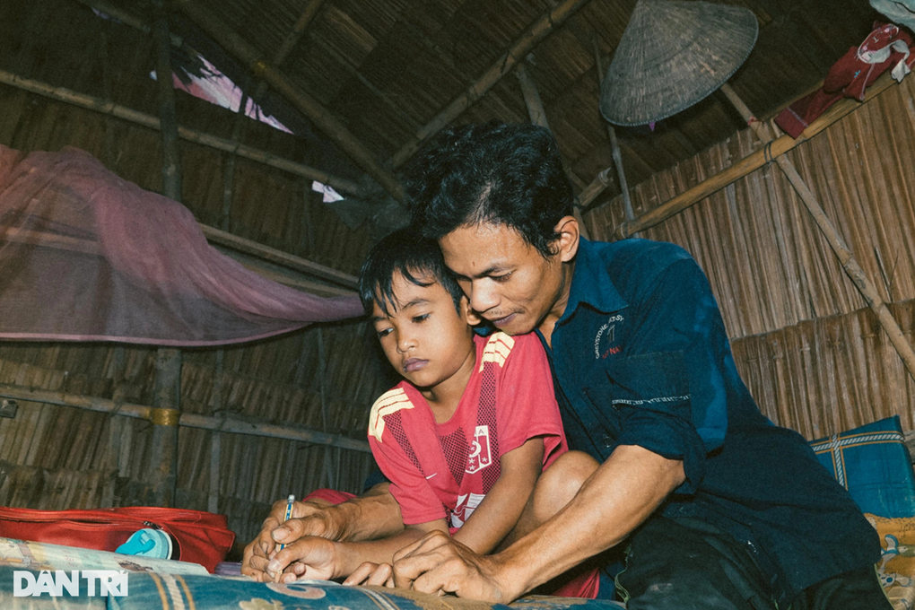Người đàn ông tật nguyền, lay lắt cùng con trai trong căn nhà lá xập xệ - 6 Người đàn ông tật nguyền, lay lắt cùng con trai trong căn nhà lá xập xệ - 6