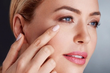 Khi vùng da quanh cửa sổ tâm hồn dần bị "lão hóa"…