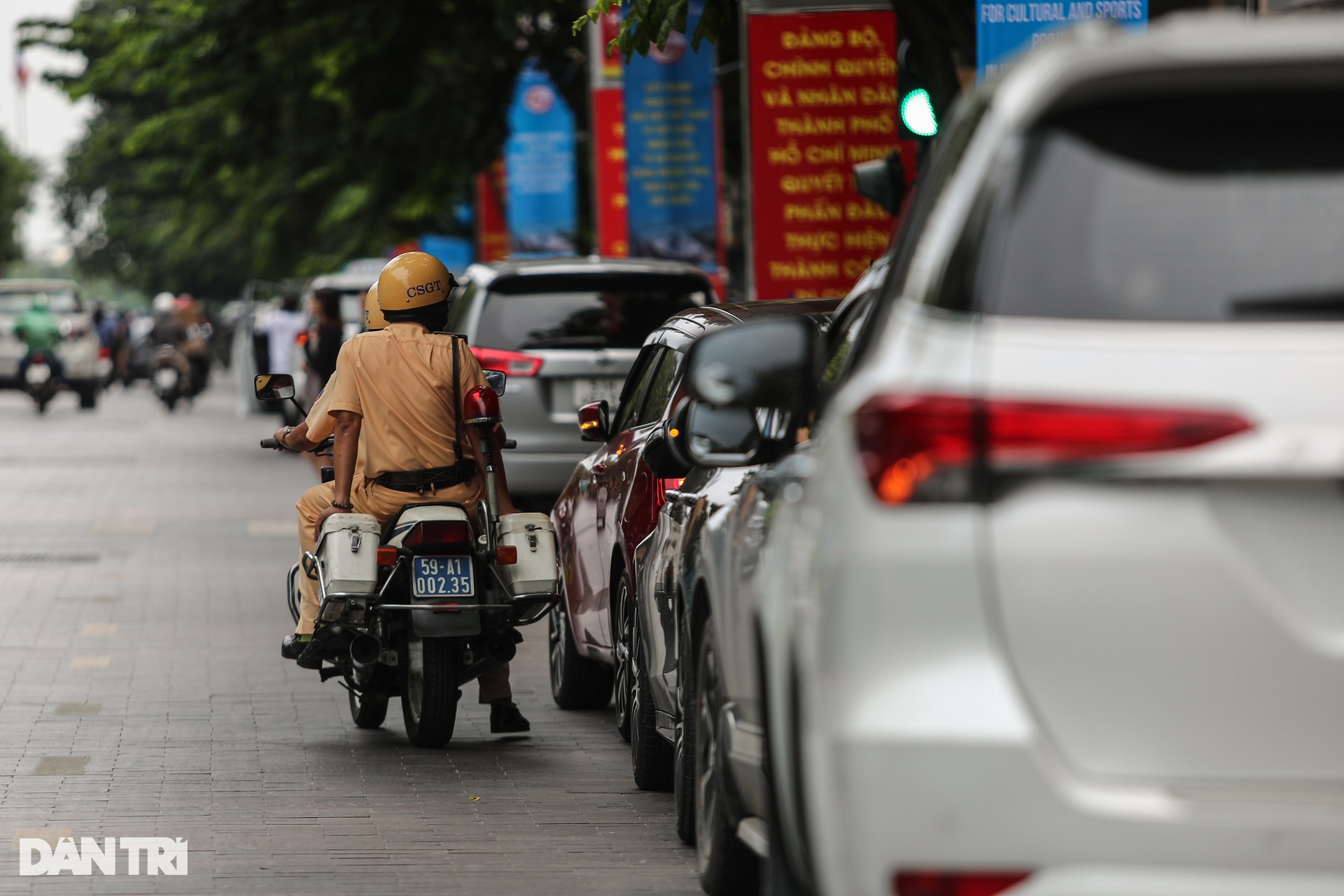 CSGT bắt tại trận nhiều ô tô đỗ sai quy định ở TPHCM - 2 CSGT bắt tại trận nhiều ô tô đỗ sai quy định ở TPHCM - 2
