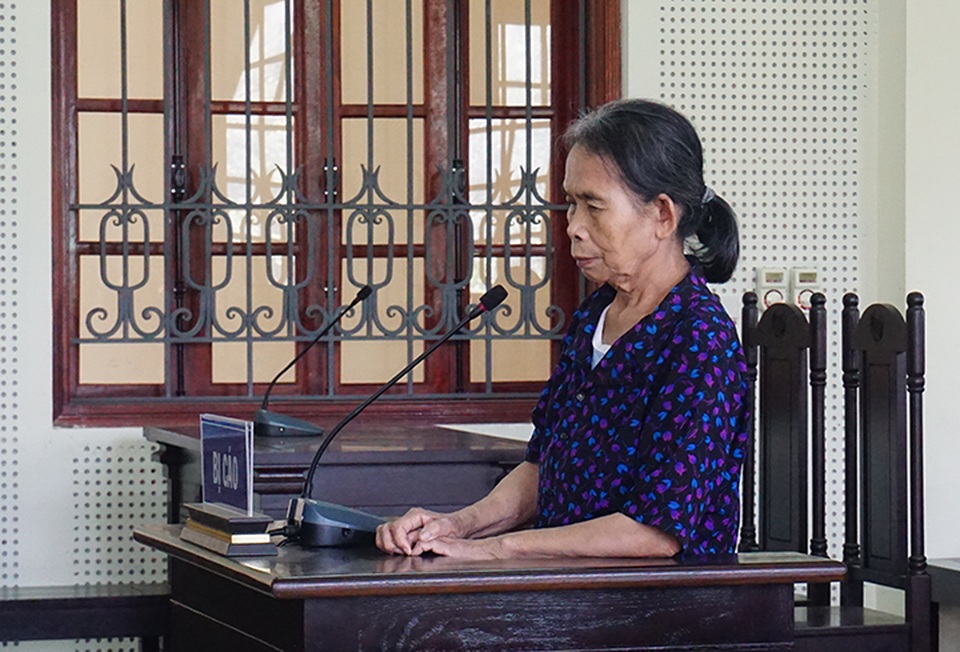 Bà nội đẩy cháu gái xuống nước, ngồi nhìn cháu chìm hẳn mới đi về - 1 Bà nội đẩy cháu gái xuống nước, ngồi nhìn cháu chìm hẳn mới đi về - 1