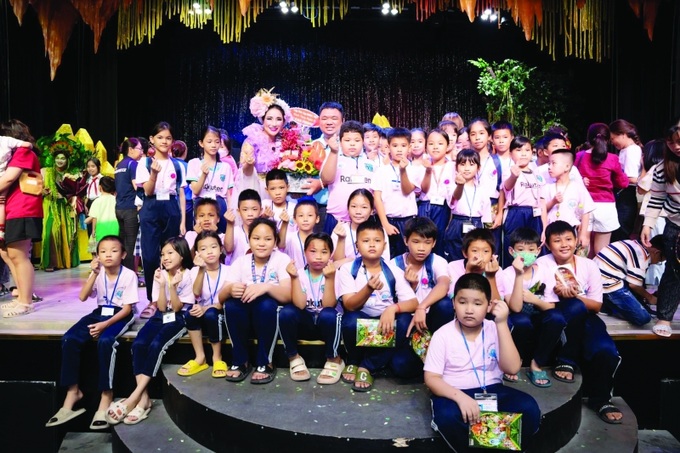 Các em nhỏ của Lớp học tình thương Ngọc Việt háo hức xem kịch.
