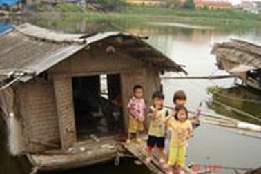 Làng bán máu ven sông Đáy