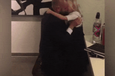 Điện ảnh đem lại nụ cười hạnh phúc cho cha con cô bé khiếm thính