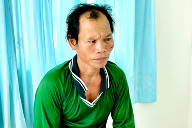 Em cầm que sắt đâm xuyên ngực anh trai vì mâu thuẫn