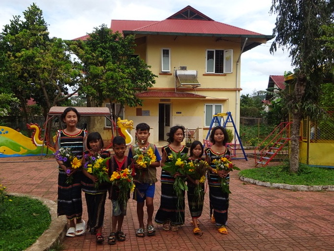 Hái hoa cỏ tặng những người mẹ nuôi của mình.