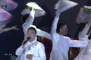 "Hãy đến với con người Việt Nam tôi" do tốp ca nam nữ và nhóm múa thể hiện.