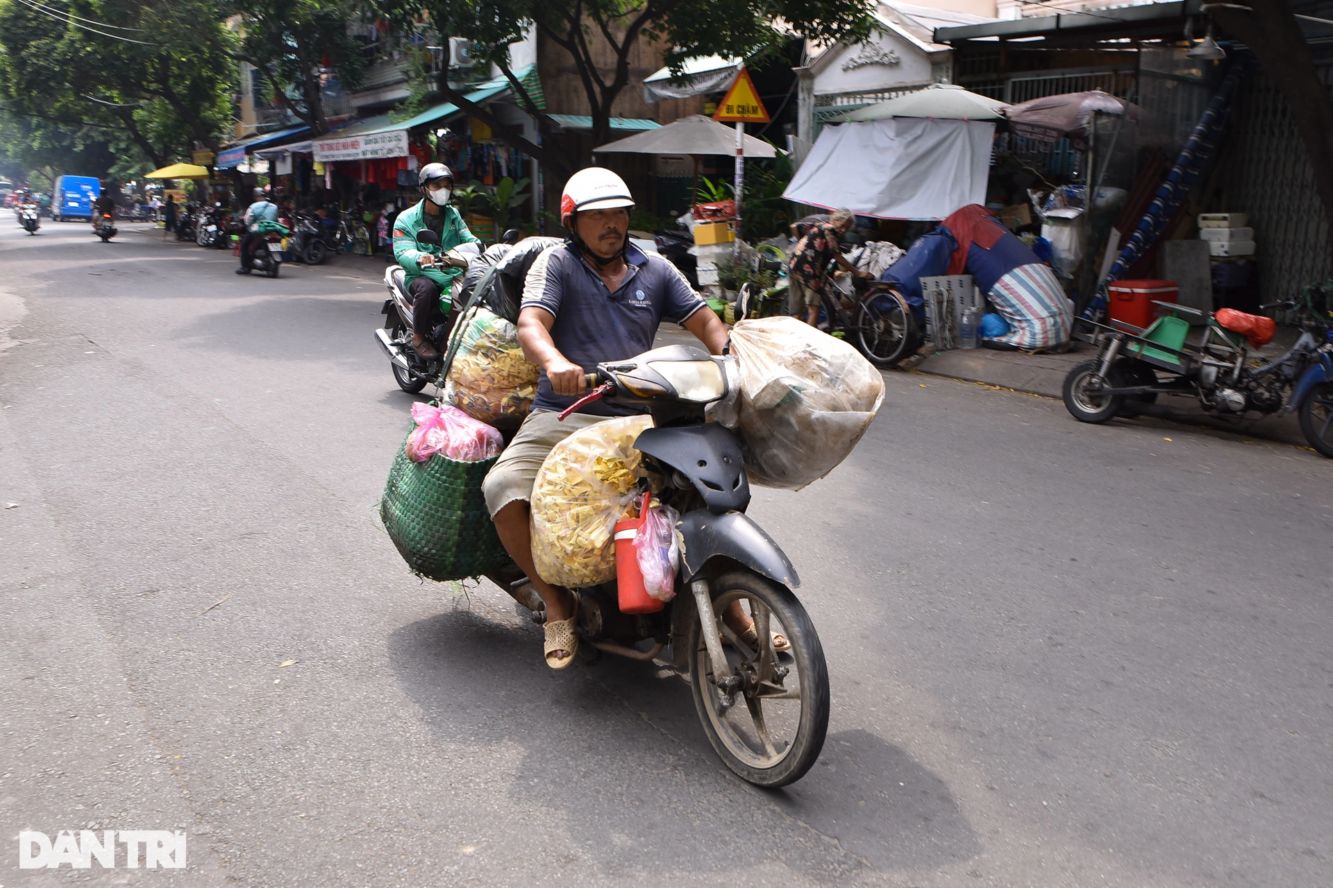 Người đàn ông chăn trâu bò giữa lòng TPHCM - 13 Người đàn ông chăn trâu bò giữa lòng TPHCM - 13