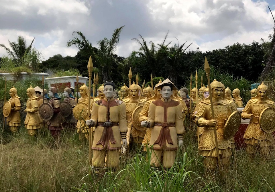 Cận cảnh đội quân đất nung “giống lính Tần Thuỷ Hoàng” trong bãi phế liệu - 2 Cận cảnh đội quân đất nung “giống lính Tần Thuỷ Hoàng” trong bãi phế liệu - 2