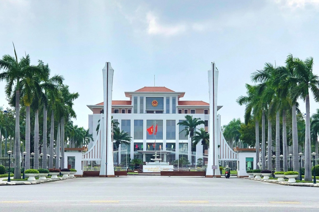 Giữ nguyên biên chế cấp huyện để bố trí về làm việc tại xã - 1