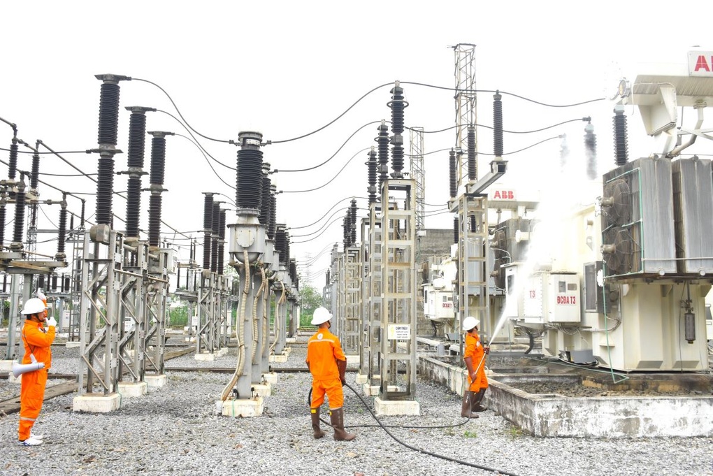 EVNHANOI chuẩn bị kịch bản xử lý các tình huống quá tải điện trong mùa hè - 1 EVNHANOI chuẩn bị kịch bản xử lý các tình huống quá tải điện trong mùa hè - 1