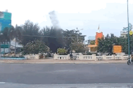 Qua đường như chốn không người, hai xe máy lao bổ vào nhau