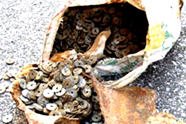 Nghệ An: Trồng cây phát hiện tiền xu cổ