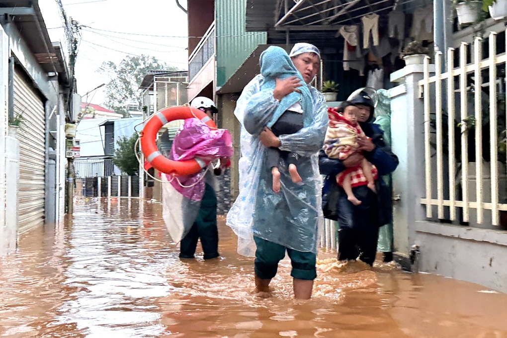 Sơ tán trẻ em, người già ra khỏi vùng bị nước lũ cô lập ở Đà Lạt - 2
