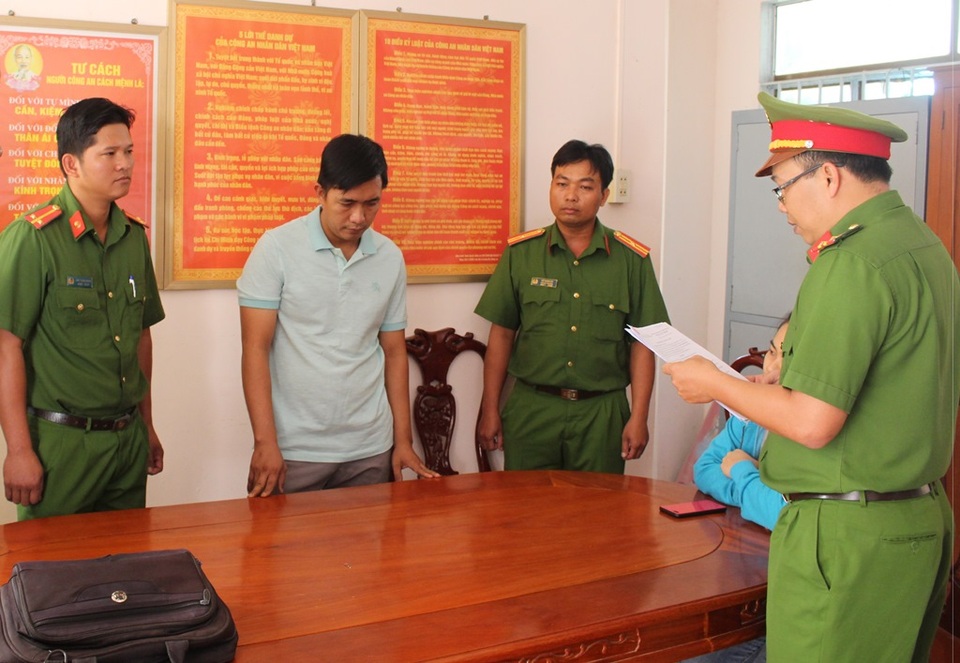 Bắt tạm giam 2 bị can liên quan vụ án “mua bán chính sách” ở Trà Vinh - 2 Bắt tạm giam 2 bị can liên quan vụ án “mua bán chính sách” ở Trà Vinh - 2