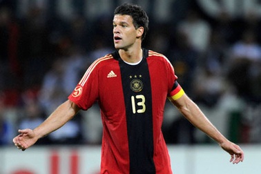 Michael Ballack chính thức treo giày