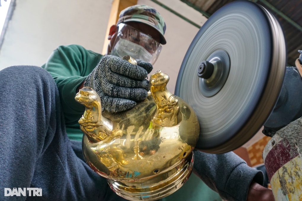 Còng lưng ngồi phủ vàng đồ lễ, kiếm tiền triệu tiêu Tết - 3 Còng lưng ngồi phủ vàng đồ lễ, kiếm tiền triệu tiêu Tết - 3