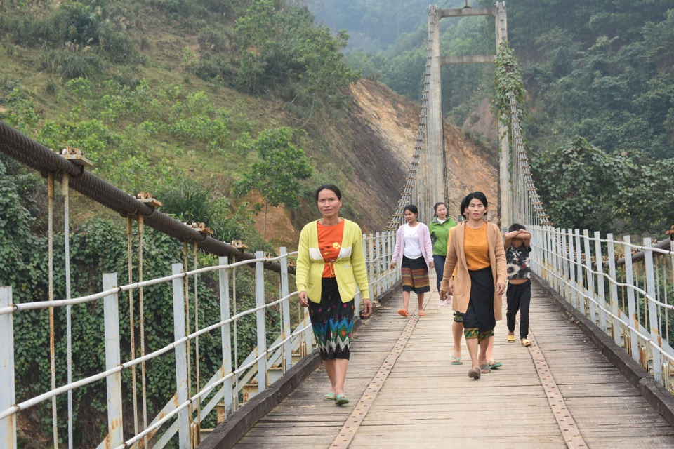 Cuộc sống bất ngờ của bản làng người Khùa bên cây Cầu Dân trí - 10 Cuộc sống bất ngờ của bản làng người Khùa bên cây Cầu Dân trí - 10