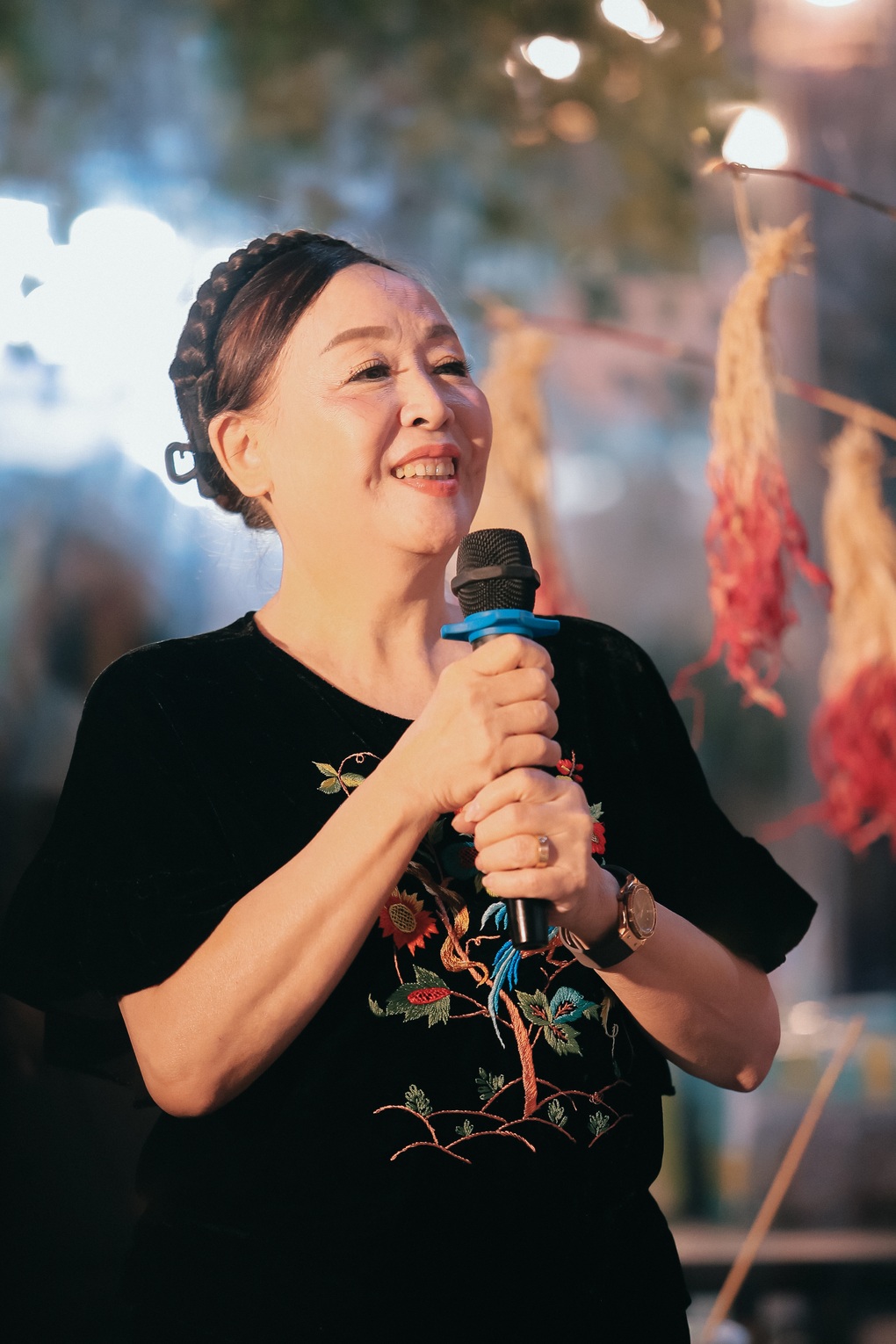 Sao mai Nguyễn Thu Hằng đầy suy tư trong phim MV Áo anh màu nắng - 4 Sao mai Nguyễn Thu Hằng đầy suy tư trong phim MV Áo anh màu nắng - 4