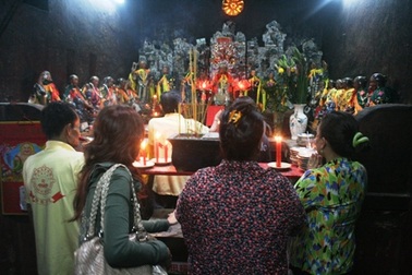 “Hối lộ” để được vào khấn duyên, cầu con