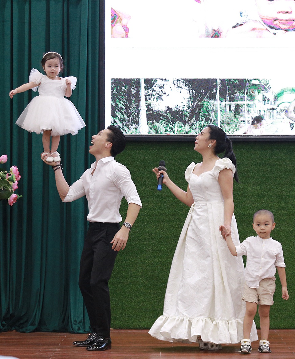 Con gái nhỏ của Quốc Nghiệp lần đầu diễn xiếc trên sân khấu cùng ba - 2 Con gái nhỏ của Quốc Nghiệp lần đầu diễn xiếc trên sân khấu cùng ba - 2