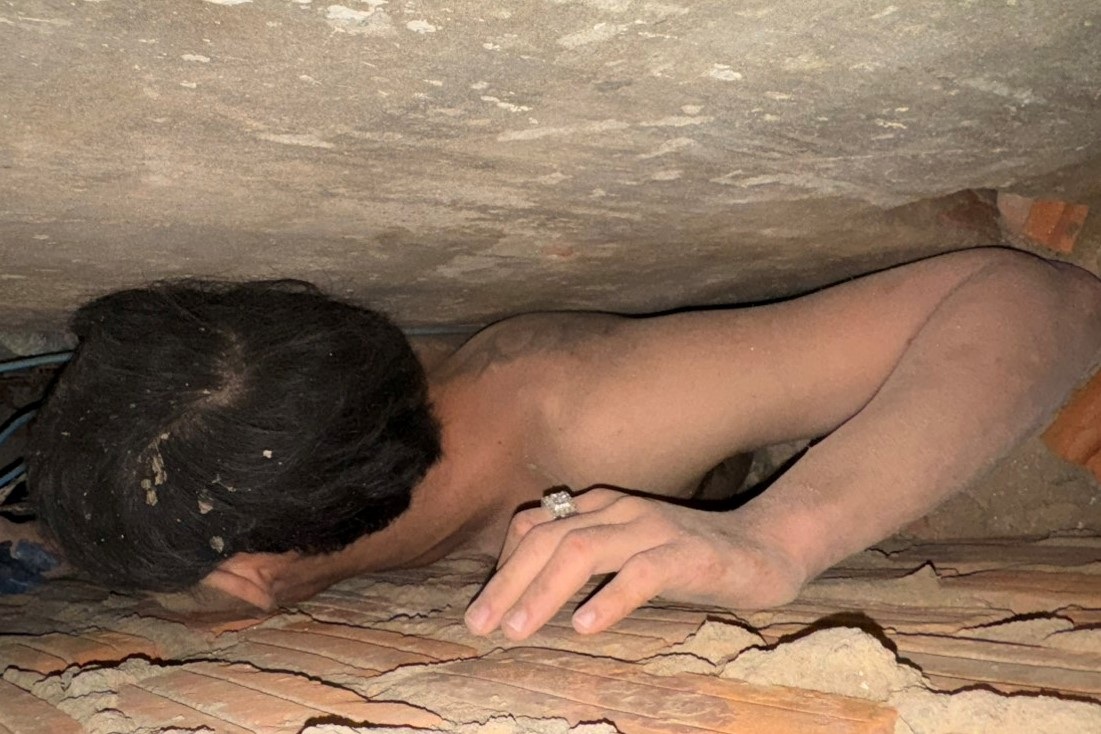 Police broke down the wall to rescue a trapped drug suspect - 1 Công an phá tường, giải cứu nghi phạm bán ma túy bị mắc kẹt - 1