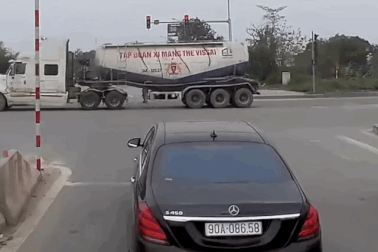 Xe máy đi sai làn đường, tạt đầu ô tô và cái kết tất yếu