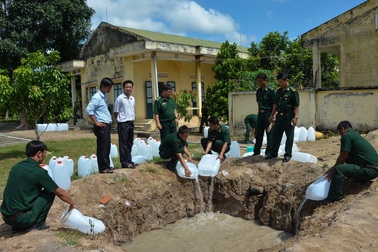 Bộ đội biên phòng An Giang tiêu hủy 4.350 lít xăng thơm nhập lậu