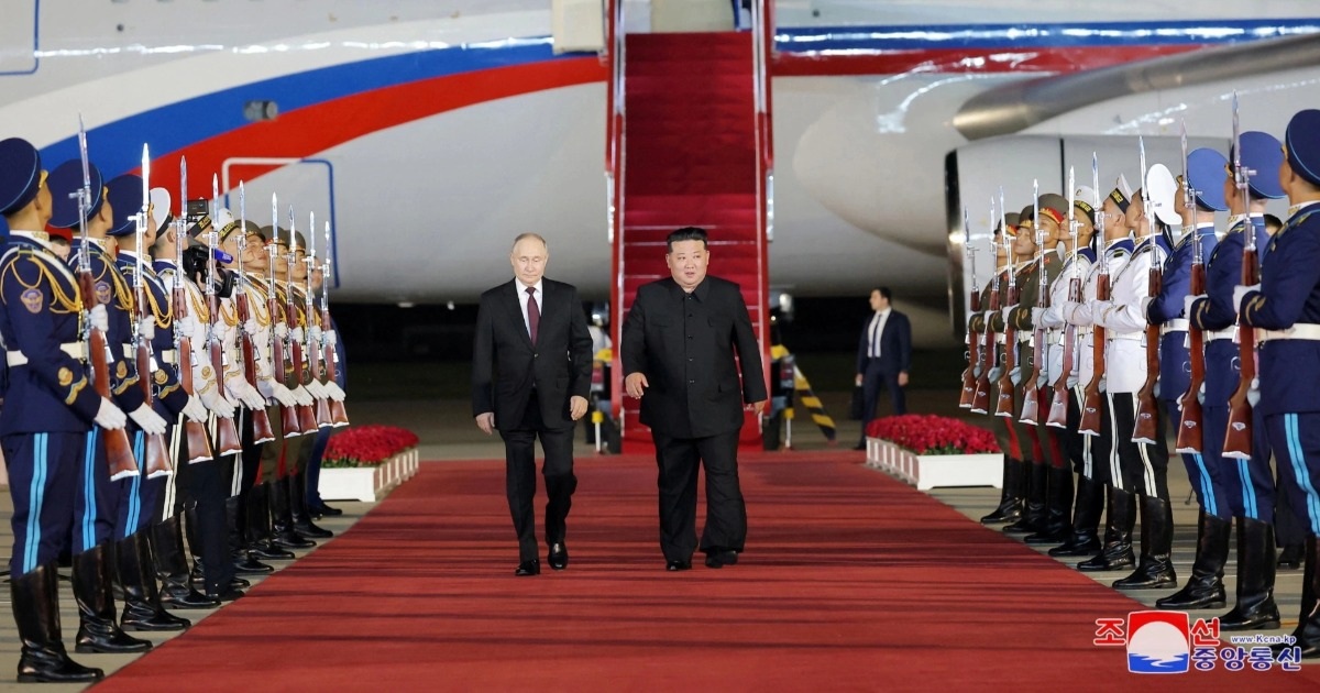 Nhà lãnh đạo Triều Tiên Kim Jong-un tới sân bay chào đón Tổng thống Putin (Ảnh: Reuters).