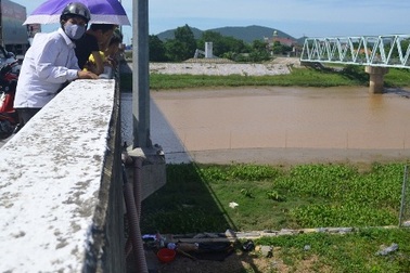Phát hiện người chết trong tư thế quỳ gục dưới chân cầu