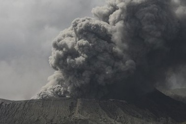 Sân bay Indonesia đóng cửa vì núi lửa