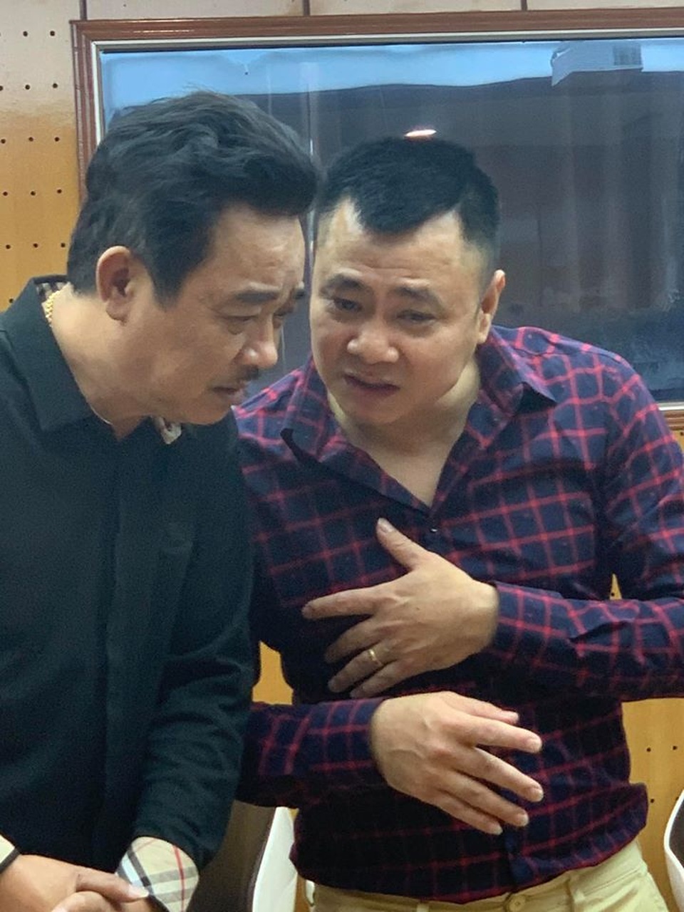 Quang Thắng ngả lưng trên nền nhà, Vân Dung hài hước với cuốn tóc sặc sỡ - 10 Quang Thắng ngả lưng trên nền nhà, Vân Dung hài hước với cuốn tóc sặc sỡ - 10