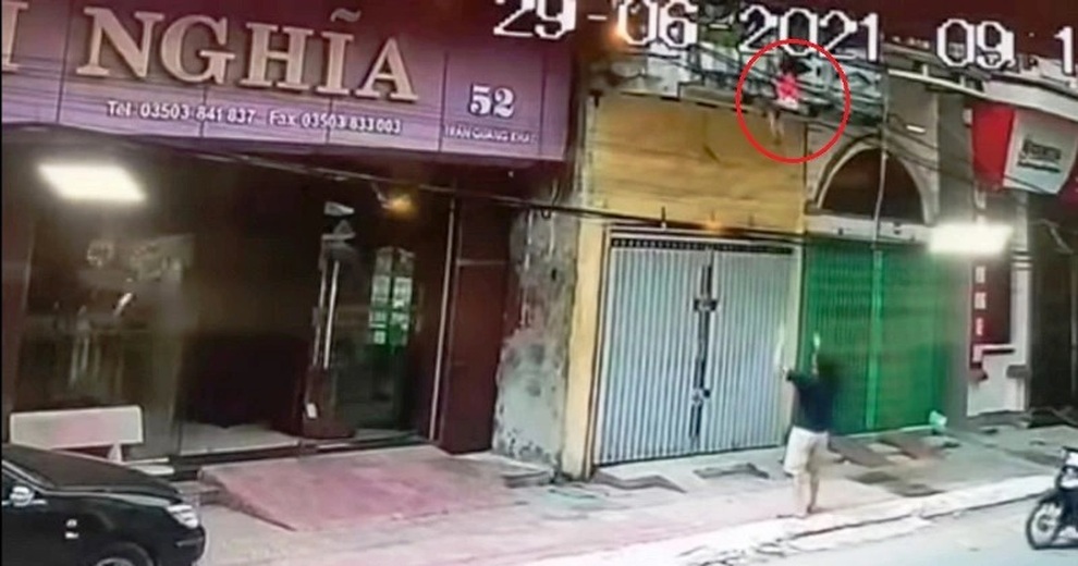 Người hùng đỡ bé gái rơi từ tầng 2: Phản xạ như người bố đỡ con! - 1 Người hùng đỡ bé gái rơi từ tầng 2: Phản xạ như người bố đỡ con! - 1
