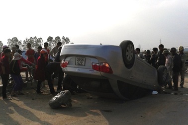 Xế hộp rơi bánh sau cú va chạm 