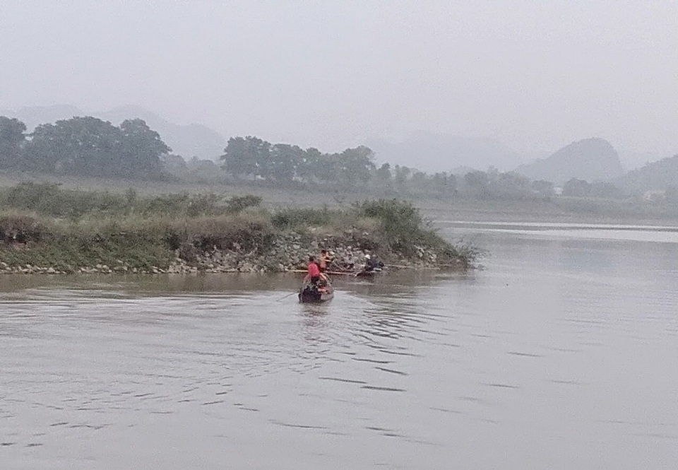 Hàng chục cảnh sát tìm kiếm đôi vợ chồng đi đánh cá bị đuối nước - 2 Hàng chục cảnh sát tìm kiếm đôi vợ chồng đi đánh cá bị đuối nước - 2