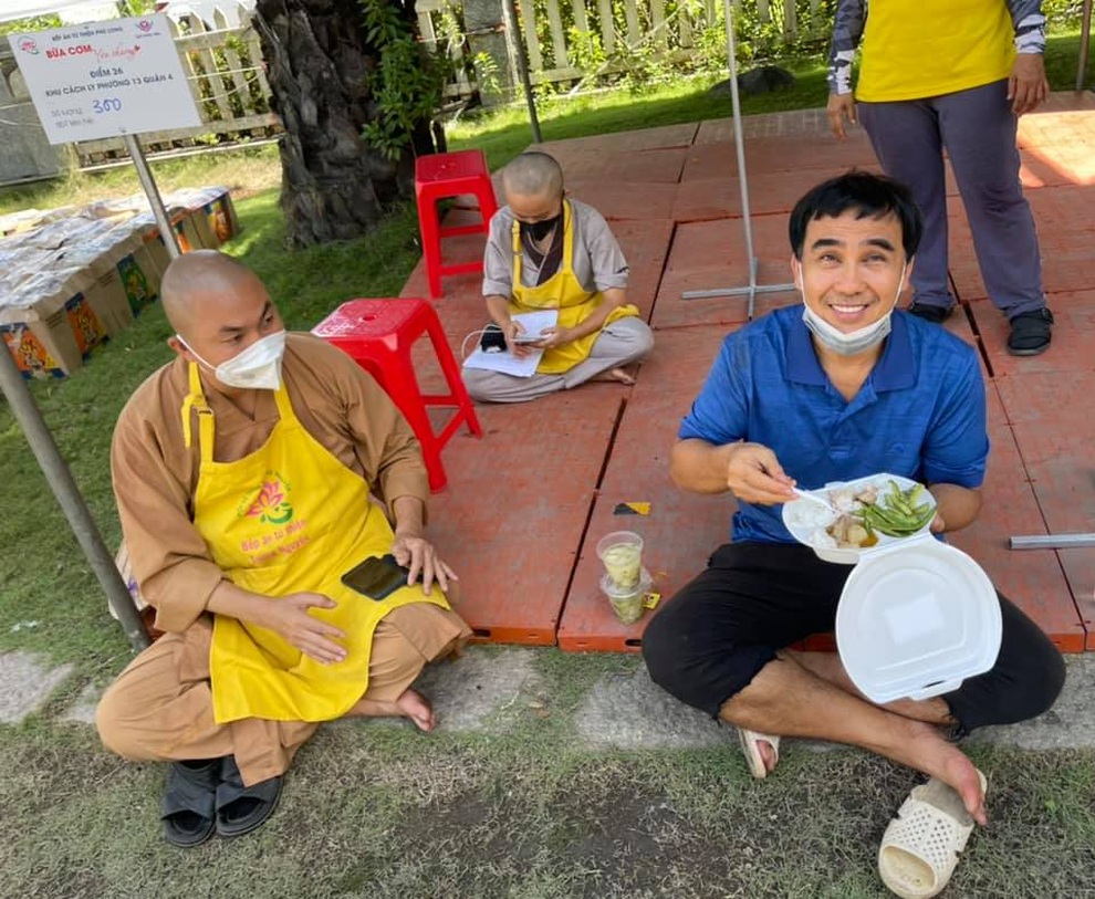 Đi phát gạo đến giờ siết chặt giãn cách, Quyền Linh vào chùa xin ngủ nhờ - 4 Đi phát gạo đến giờ siết chặt giãn cách, Quyền Linh vào chùa xin ngủ nhờ - 4