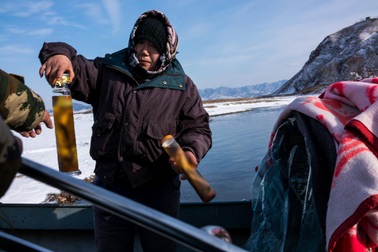 Mặc kệ lệnh trừng phạt, vẫn có những người Trung Quốc lén bán rượu sang Triều Tiên