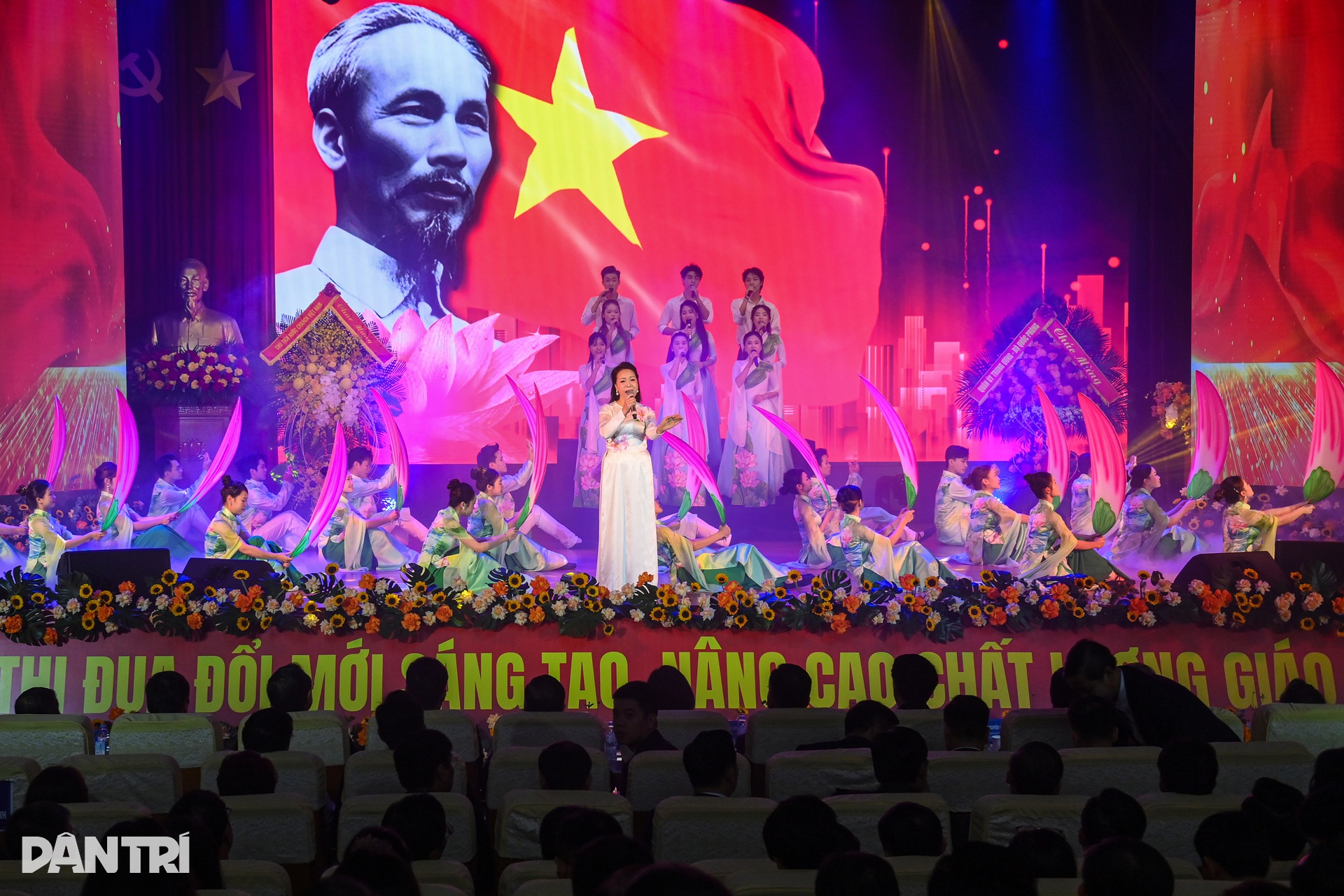 Chủ tịch nước Lương Cường dự Lễ kỷ niệm 20/11 tại Đại học Sư phạm Hà Nội - 3 Chủ tịch nước Lương Cường dự Lễ kỷ niệm 20/11 tại Đại học Sư phạm Hà Nội - 3